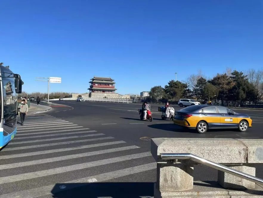 Traffic around Yongdingmen (photo by the author)