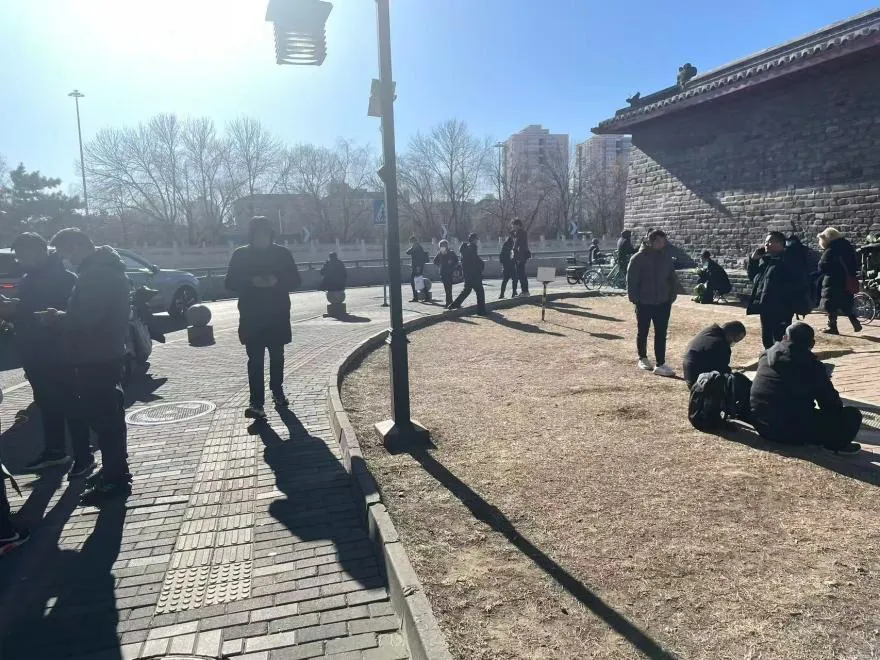 People lingering around Yongdingmen (photo by the author)